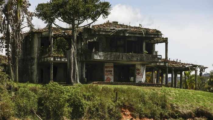 Penampakan Bekas Rumah Mewah Gembong Narkoba Terkaya Dunia GUATAPE, COLOMBIA - MAY 3: general view of La Manuela, the lakeside mansion of drug lord Pablo Escobar in Guatape, Colombia on May 3, 2023. The estate, which served as one of the main headquarters of Escobar's drug empire, was seized by the Colombian government in the late 1990s as part of their efforts to crack down on drug trafficking. However, the estate's fate took a dark turn in 1993 when it was burned down by the rival drug gang PEPES (People Persecuted by Pablo Escobar), who sought to erase all traces of Escobar's legacy. As a result, the estate has been left in ruins ever since, with only a few scattered remnants of its former grandeur still visible. (Photo by (Juancho Torres/Anadolu Agency via Getty Images)