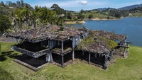 Rumah mewah ini sebelumnya berfungsi sebagai salah satu markas utama kerajaan narkoba Escobar. (Juancho Torres/Anadolu Agency/Getty Images)