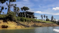 Pemandangan umum La Manuela, rumah gembong narkoba Pablo Escobar di tepi danau di Guatape, Kolombia. (Juancho Torres/Anadolu Agency/Getty Images)