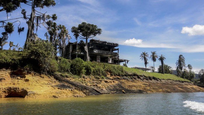 Penampakan Bekas Rumah Mewah Gembong Narkoba Terkaya Dunia GUATAPE, COLOMBIA - MAY 3: general view of La Manuela, the lakeside mansion of drug lord Pablo Escobar in Guatape, Colombia on May 3, 2023. The estate, which served as one of the main headquarters of Escobar's drug empire, was seized by the Colombian government in the late 1990s as part of their efforts to crack down on drug trafficking. However, the estate's fate took a dark turn in 1993 when it was burned down by the rival drug gang PEPES (People Persecuted by Pablo Escobar), who sought to erase all traces of Escobar's legacy. As a result, the estate has been left in ruins ever since, with only a few scattered remnants of its former grandeur still visible. (Photo by (Juancho Torres/Anadolu Agency via Getty Images)