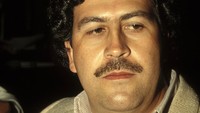 Pablo Escobar disebut sebagai gembong narkoba terkaya di dunia. Dia sukses membangun kartel kokain paling besar dalam sejarah, dengan nilai mencapai USD 25 miliar atau sekitar Rp 353,6 T. (Eric Vandeville/Getty Images)