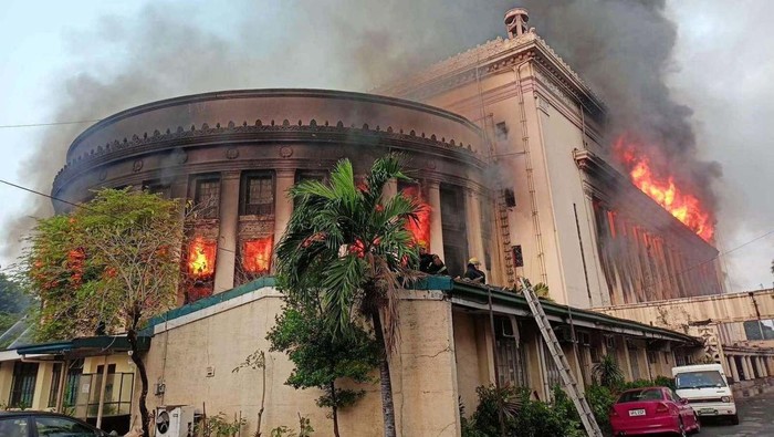Gedung Kantor Pos Pusat Manila terbakar, Senin (22/5/2023).