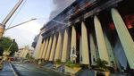 Penampakan Kobaran Api Lalap Gedung Kantor Pos Pusat Manila