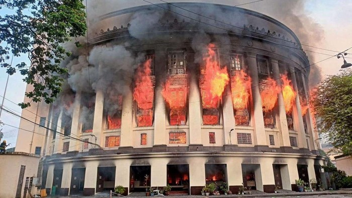 Gedung Kantor Pos Pusat Manila terbakar, Senin (22/5/2023).