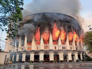Gedung Pos Bersejarah di Filipina Ludes Dilalap Si Jago Merah