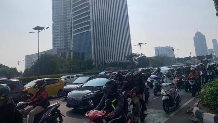Penampakan macet di Jl Gatot Subroto