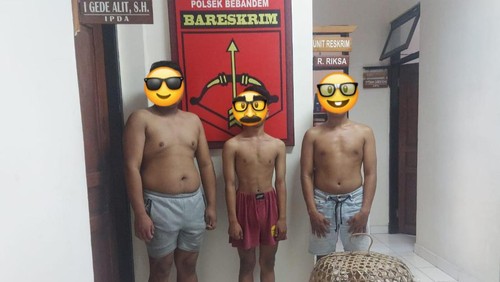 Tiga pemuda pelaku pencurian ayam saat berhasil diamankan oleh unit Reskrim Polsek Bebandem.