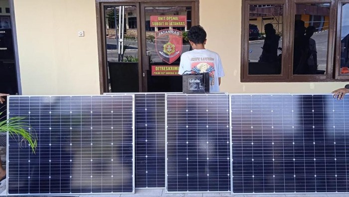Polda Bangka Belitung meringkus RE (22) atas aksinya mencuri panel lampu tenaga surya di Bandara Depati Amir, Pangkalpinang.