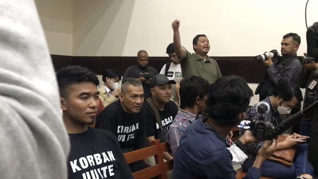 Pendukung Haris Azhar dan Fatia berteriak di ruang sidang (Firda-detikcom)