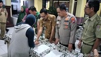 Sulis menandatangani nota kesepakatan damai (Foto: Ainur Rofiq)