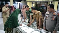 Tina menandatangani nota kesepakatan damai (Foto: Ainur Rofiq)