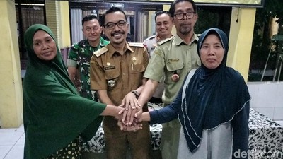 Senyum Damai Sulis dan Tina Usai Mediasi Kasus Penembokan di Tuban