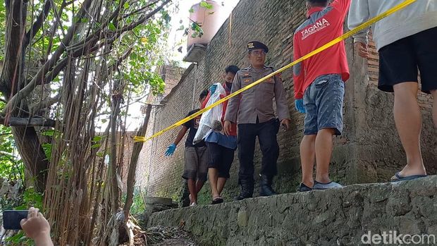 Heboh penemuan potongan tubuh mayat di Sukoharjo dan Solo. Hingga kini, polisi masih menyelidiki apakah potongan tersebut dimiliki oleh satu orang yang sama.
