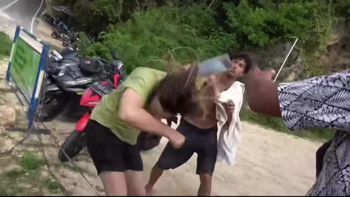 Penganiayaan terhadap perempuan peselancar asal AS