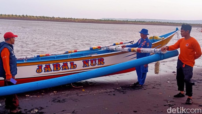 Perahu milik nelayan yang sempat terbalik di Jember hingga membuat dua nelayan hilang Perahu yang sempat terbalik di Jember hingga membuat dua nelayan hilang