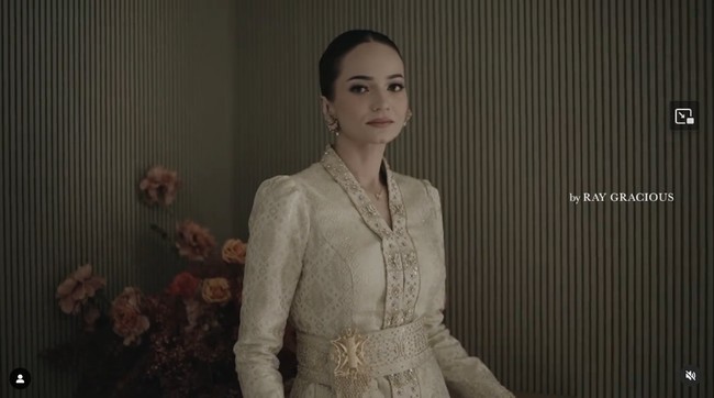 Enzy Storia mengejutkan publik dengan berita pernikahannya. Setelah resmi jadi istri Maulana Kasetra, wanita 31 tahun tersebut baru mengunggah video lamarannya. Dalam video, Enzy terlihat mengenakan busana bernuansa Melayu.Foto: Instagram