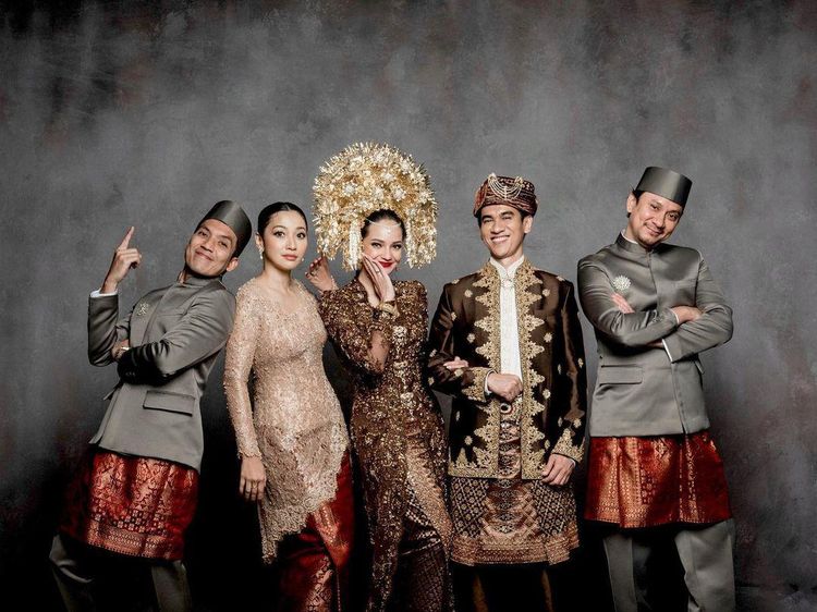 9 Inspirasi Baju Pernikahan Adat Sumatera ala Artis, Elegan bak Raja dan Ratu