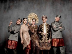 9 Inspirasi Baju Pernikahan Adat Sumatera ala Artis, Elegan bak Raja dan Ratu