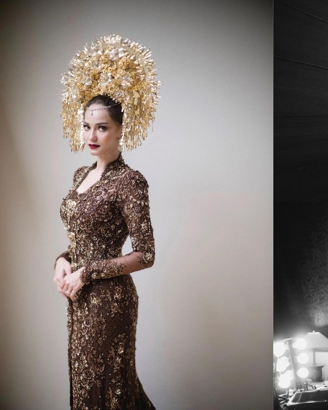 Untuk penampilan, kali ini Enzy Storia tentu menerapkan makeup yang lebih bold. Ia pun mengenakan lipstik merah yang membuat kecantikan aktris sekaligus presenter itu semakin mencuri perhatian.Foto: Instagram