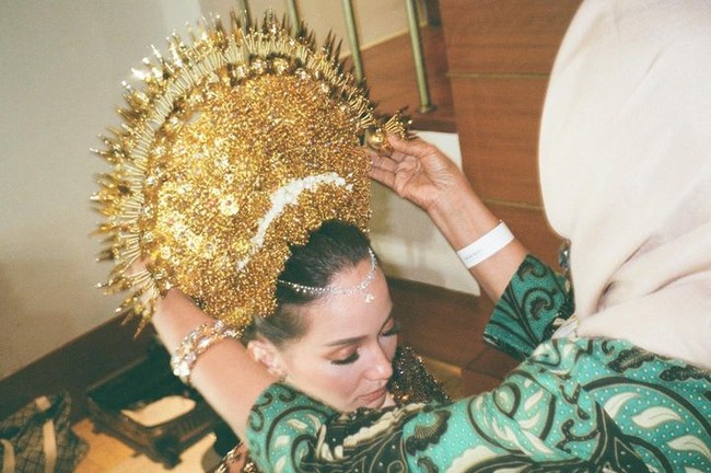 Tak hanya memakai suntiang, terlihat memakai aksesoris seperti kalung di bagian kepalanya.Foto: Instagram