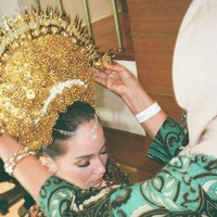 Tak hanya memakai suntiang, terlihat memakai aksesoris seperti kalung di bagian kepalanya.Foto: Instagram