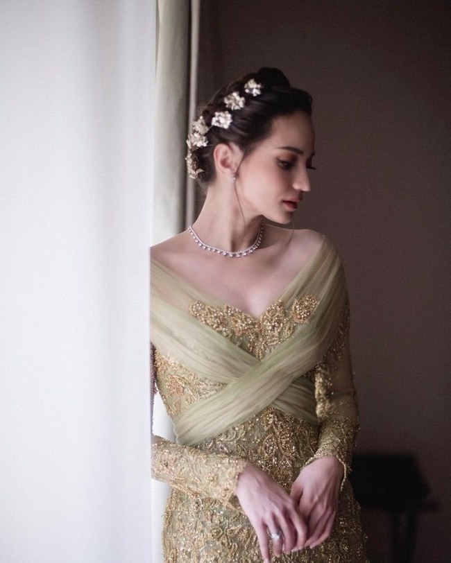 Dalam acara syukuran, Enzy Storia dan Maulana Kasetra masih mengusung tema Melayu. Di momen tersebut, Enzy menggunakan busana rancangan Didiet Maulana dengan sentuhan melayu yakni kain songket Aceh.Foto: Instagram