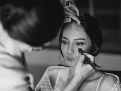 10 Detail Makeup & Rambut Enzy Storia Saat Menikah, Lamaran Sampai Resepsi