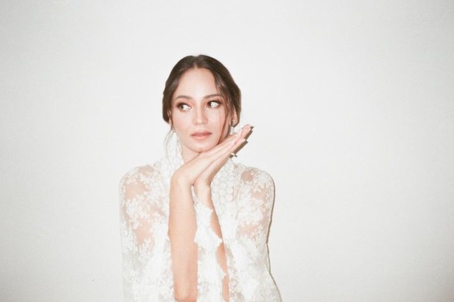 Begini penampilan Enzy di hari akad nikahnya. Sebelum memakai baju pengantin Minangkabau, ia sempat mengenakan bridal robe dengan rambut yang lebih santai dan makeup yang lebih soft.Foto: Instagram