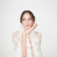 Begini penampilan Enzy di hari akad nikahnya. Sebelum memakai baju pengantin Minangkabau, ia sempat mengenakan bridal robe dengan rambut yang lebih santai dan makeup yang lebih soft.Foto: Instagram