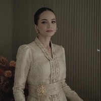 Enzy Storia mengejutkan publik dengan berita pernikahannya. Setelah resmi jadi istri Maulana Kasetra, wanita 31 tahun tersebut baru mengunggah video lamarannya. Dalam video, Enzy terlihat mengenakan busana bernuansa Melayu.Foto: Instagram