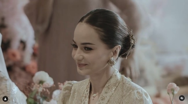 Untuk makeup, wanita keturunan Aceh dan Polandia tersebut terlihat menerapkan riasan flawless dengan aksentuasi bulu mata lentik. Ia pun memailih lipstik bernuansa soft yang menonjolkan aura feminin.Foto: Instagram