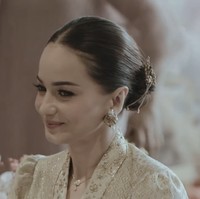 Untuk makeup, wanita keturunan Aceh dan Polandia tersebut terlihat menerapkan riasan flawless dengan aksentuasi bulu mata lentik. Ia pun memailih lipstik bernuansa soft yang menonjolkan aura feminin.Foto: Instagram