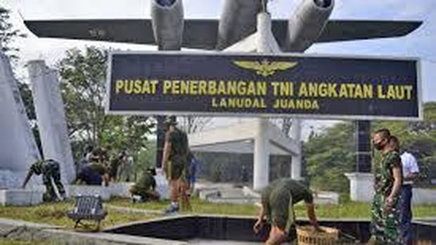 Ada rumah di Nganjuk yang punya pesawat sebagai pajangan. Ternyata, di Jatim ada banyak pesawat yang 'parkir' mulai sebagai monumen hingga tempat wisata.