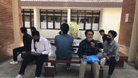 Peserta yang telah selesai melaksanakan ujian, bersantai di gazebo sambil mengantre untuk mengambil tas yang dititipkan pada ruang transit. Foto: Zefanya/detikEdu
