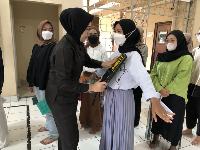 Peserta UTBK-SNBT Gelombang II di UPN Veteran Yogyakarta dicek menggunakan metal detector
