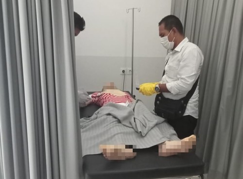 Petugas kesehatan saat melakukan pemeriksaan terhadap Hans Smith yang tewas saat melakukan aktivitas snorkeling di pantai Jemeluk, Kecamatan Abang, Karangasem Senin (22/5/2023). (istimewa)