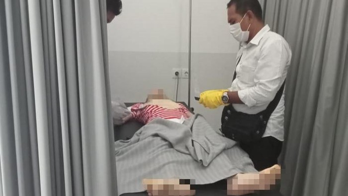 Petugas kesehatan saat melakukan pemeriksaan terhadap Hans Smith yang tewas saat melakukan aktivitas snorkeling di pantai Jemeluk, Kecamatan Abang, Karangasem Senin (22/5/2023). (istimewa)