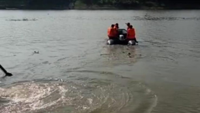 Petugas melakukan pencarian pria yang menceburkan diri ke Bengawan Solo di Lamongan