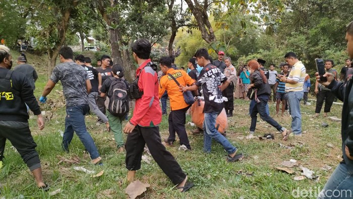 Petugas mengevakuasi potongan mayat yang ditemukan di Dawung, Serengan, Solo, Senin (22/5/2023).