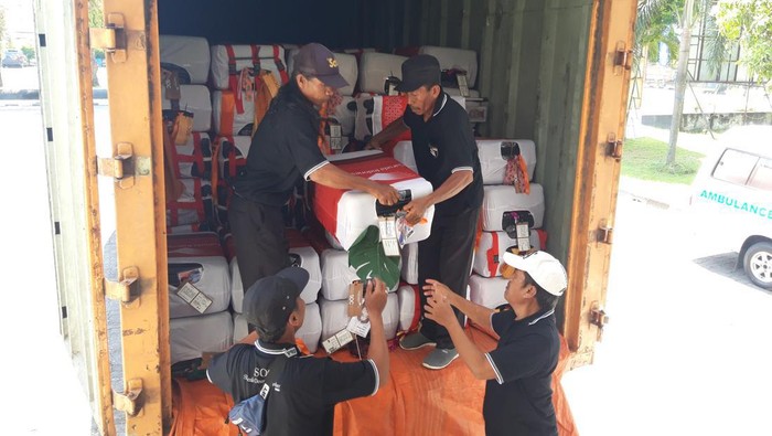 Petugas menurunkan koper milik jemaah calon haji di Asrama Haji Donohudan, Boyolali, Senin (22/5/2023).