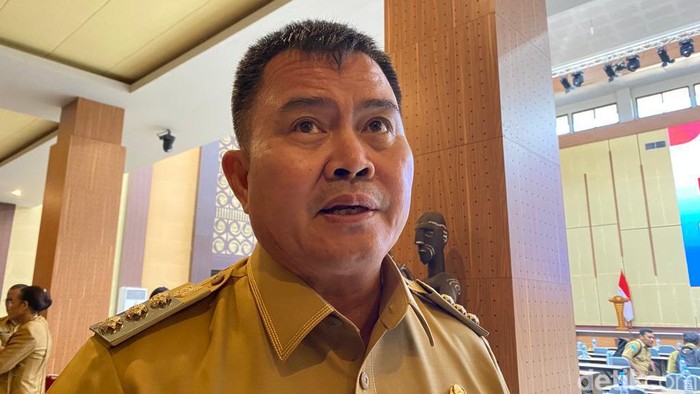 Pj Bupati Maybrat Bernhard Rondonuwu.