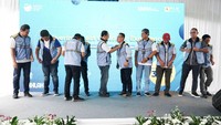 Untuk menandakan dimulainya ketiga program terobosan tersebut, PLN Icon Plus secara simbolis menyematkan rompi petugas lapangan sebagai simbol kesiapan implementasi standarisasi layanan. 