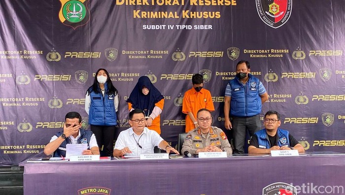 Polda Metro Jaya menangkap pasutri pelaku penipuan modus jastip tiket Coldplay