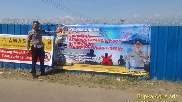 Polisi Memasang Spanduk Larangan Bermain Layang-layang di Sepanjang Jalur KCJB