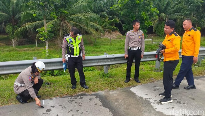 Polisi olah TKP tabrakan maut di ruas Tol Medan-Tebing Tinggi.