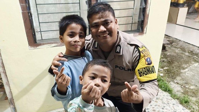 Polisi rawat 5 anak janda di Nias Selatan (dok istimewa)