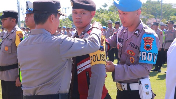 Kapolres Klaten AKBP Warsono menyempatkan tanda kepada personel menjadi polisi RW