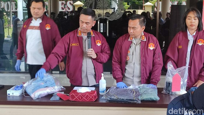 Polrestabes Semarang konferensi pers tersangka pembunuhan anak Pj Gubernur Papua Pegunungan, Senin (22/5/2023).