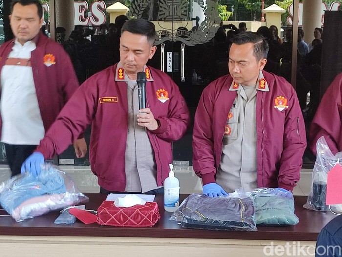 Polrestabes Semarang konferensi pers tersangka pembunuhan anak Pj Gubernur Papua Pegunungan, Senin (22/5/2023).
