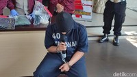 Di kamar kos itu keduanya minum minuman keras. Tersangka juga menyetubuhi korban. Saat itu korban mengalami kejang-kejang. Pelaku mengaku memberi pertolongan dengan memberikan susu dan air kelapa. Foto: Afzal Nur Iman/detikJateng